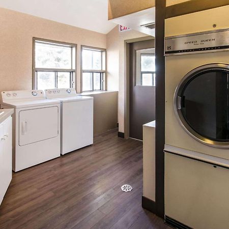 Flamingo Hotel Medicine Hat Kültér fotó