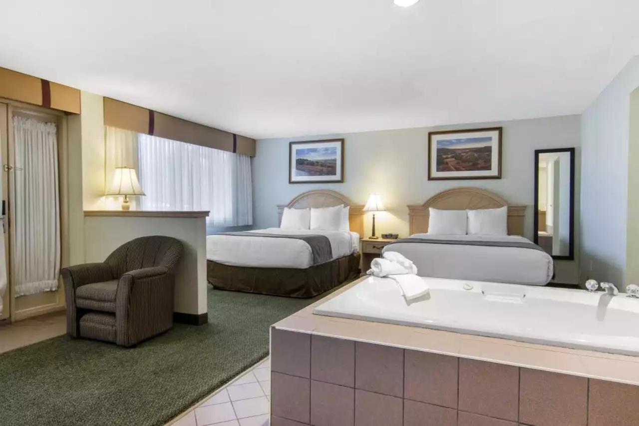 Flamingo Hotel Medicine Hat Kültér fotó