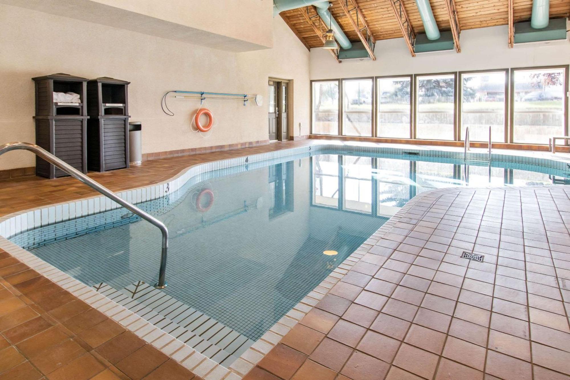 Flamingo Hotel Medicine Hat Kültér fotó
